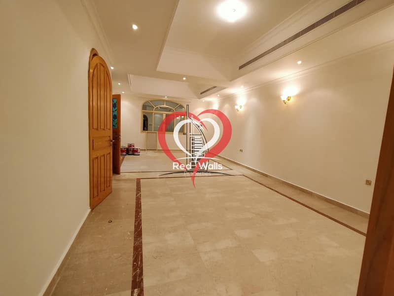69 Private Villa 5 Bedrooms 2 Halls with Maid's Room and Driver's Room and 2 Parking