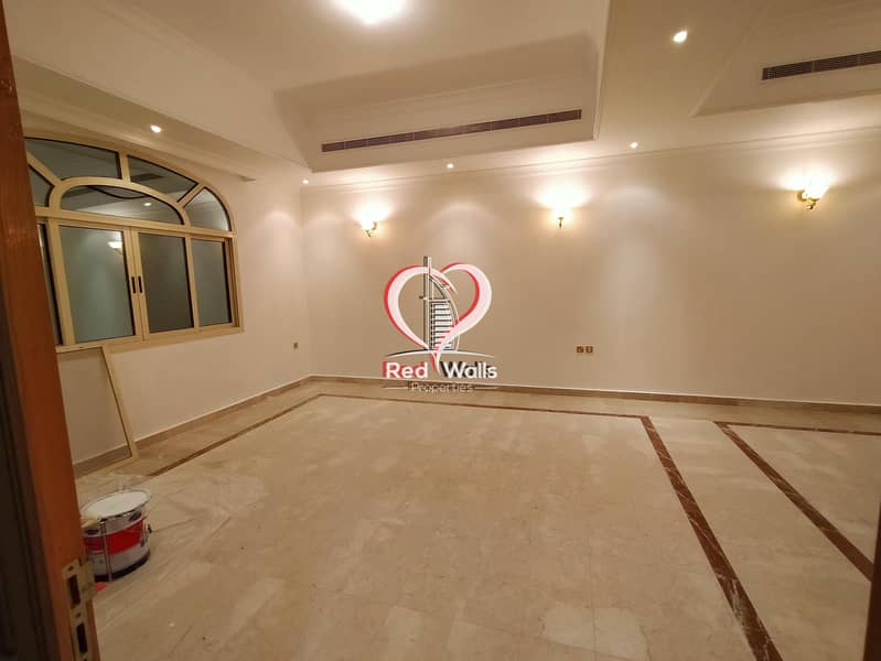 89 Private Villa 5 Bedrooms 2 Halls with Maid's Room and Driver's Room and 2 Parking