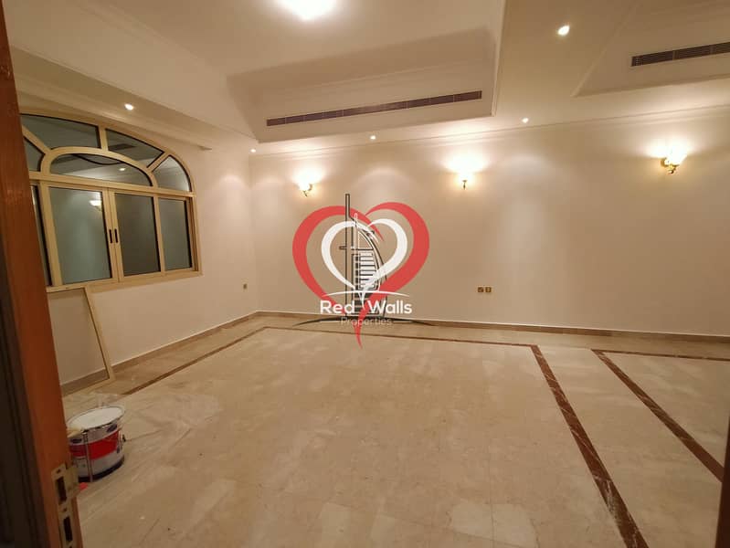 90 Private Villa 5 Bedrooms 2 Halls with Maid's Room and Driver's Room and 2 Parking