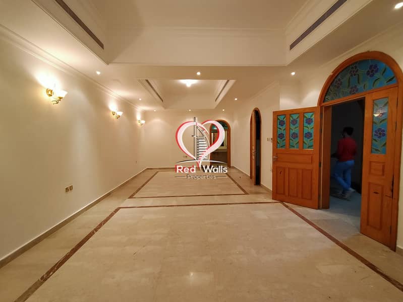 91 Private Villa 5 Bedrooms 2 Halls with Maid's Room and Driver's Room and 2 Parking