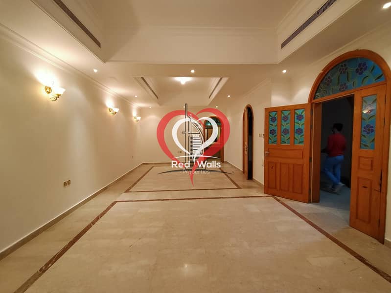 92 Private Villa 5 Bedrooms 2 Halls with Maid's Room and Driver's Room and 2 Parking