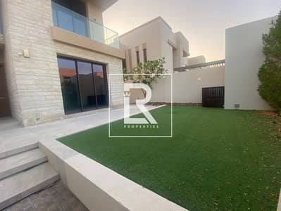 Get Massive And Luxurious 5BR+M | Private Garden!