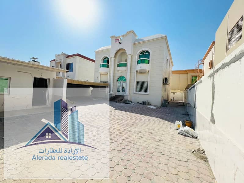 Large villa for rent in Ahman, Al-Rawdah area, prime location, 6 master rooms, two kitchens, with an external extension, at a special price
