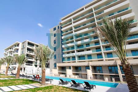 2 Bedroom Flat for Sale in Al Raha Beach, Abu Dhabi - Actual-3Zfz2tR5b3d2cz0kbg47q017a_typical_external_common_area_swimming_pool_with_landscaped_gardens_and_grassed_areas_overlooking_the_beach_and_ocean. jpg