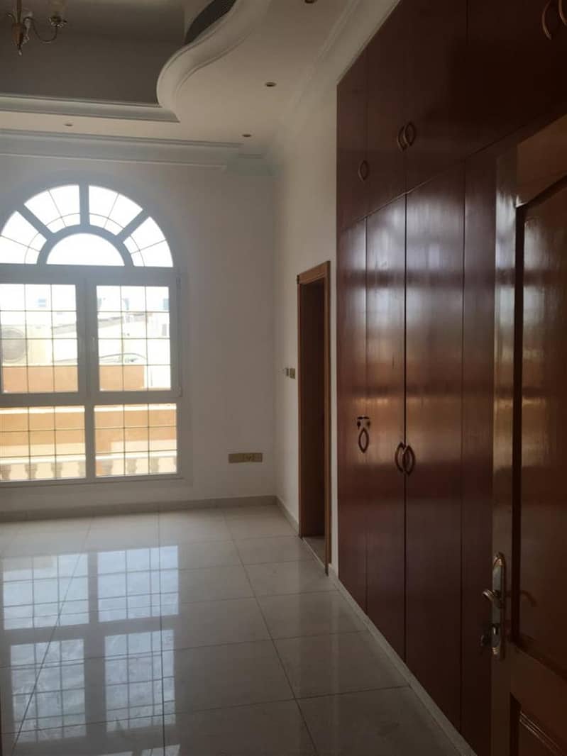 6 indepandent beach villa 6bhk with garden in umm suqeim rent  is 500k