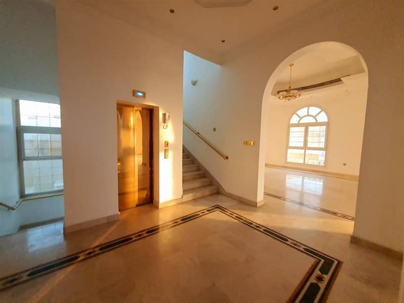 7 indepandent beach villa 6bhk with garden in umm suqeim rent  is 500k