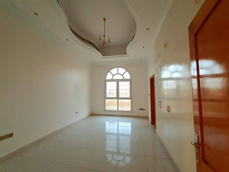 10 indepandent beach villa 6bhk with garden in umm suqeim rent  is 500k