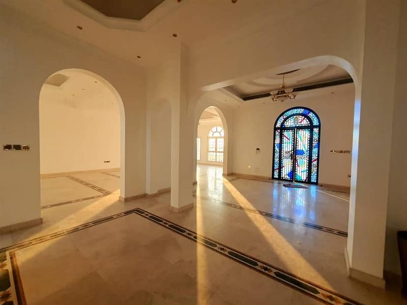 12 indepandent beach villa 6bhk with garden in umm suqeim rent  is 500k