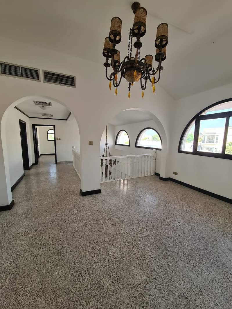 3 independent 4bhk villa with privet garden in Jumeirah 2 rent is 200k