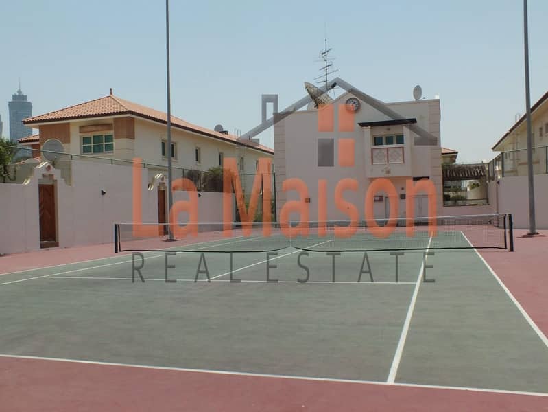 17 Compound 5bhk villa with all facilities in jumairah 3 rent is 230k