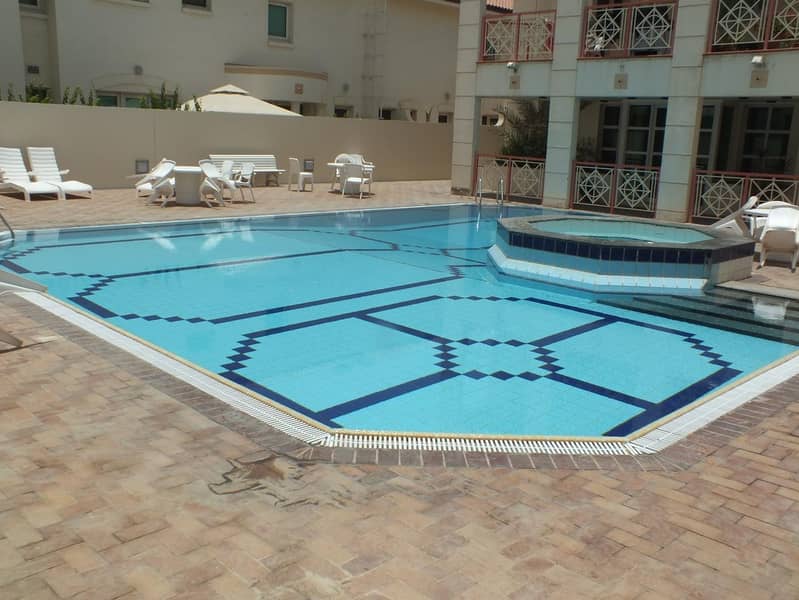 21 Compound 5bhk villa with all facilities in jumairah 3 rent is 230k