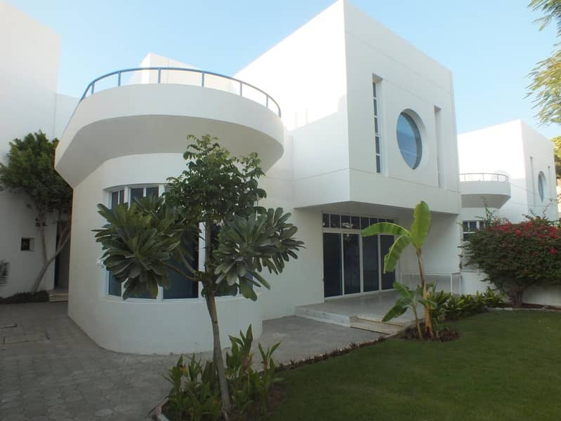 compound 4bhk villa with garden in Jumeirah 1 rent is 230k