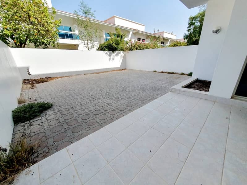 11 Compound 4bhk villa with s. pool in safa 1 rent is 150k