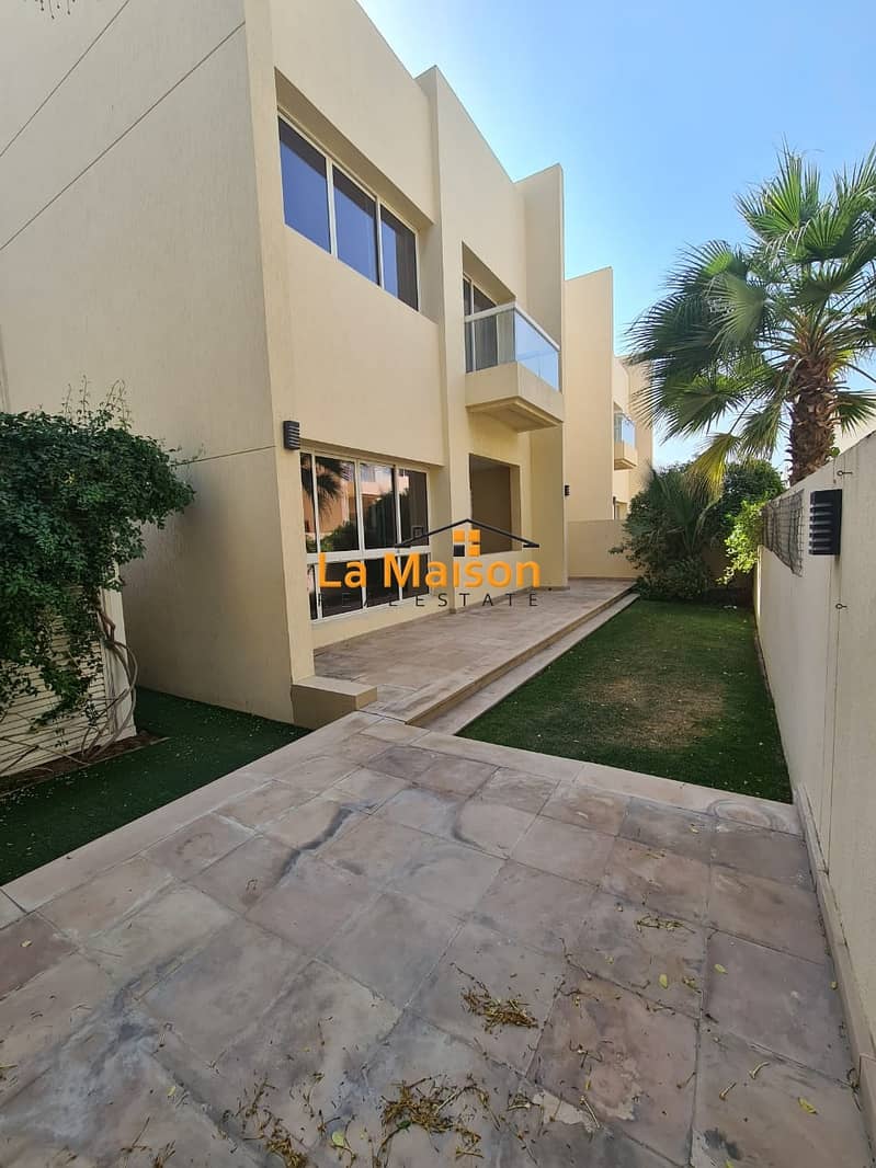 semi independent 4bhk villa in Jumeirah 1 rent is 170k