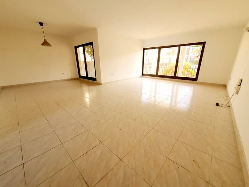 2 Compound 3bhk villa in Jumeirah 2 rent is 110k
