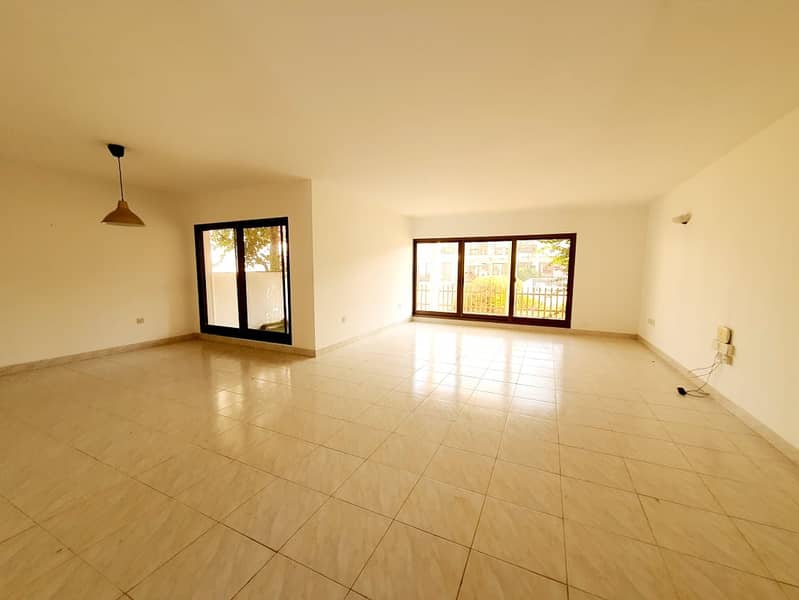 3 Compound 3bhk villa in Jumeirah 2 rent is 110k