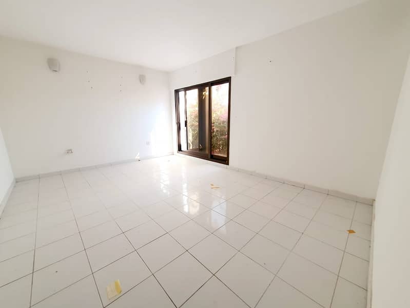 5 Compound 3bhk villa in Jumeirah 2 rent is 110k