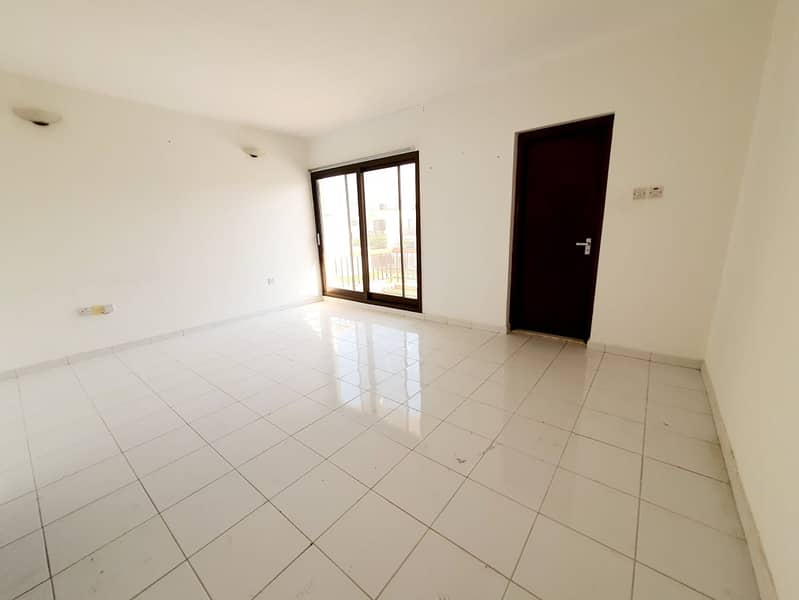 7 Compound 3bhk villa in Jumeirah 2 rent is 110k