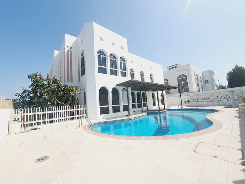 commercial villa with privet pool in Jumeirah 1  rent is 475k