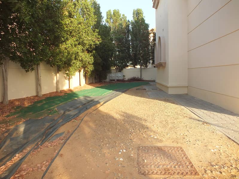 22 High Quality  property  independent 6bhk villa in safa 1 with P . garden  & S. pool rent is 250k