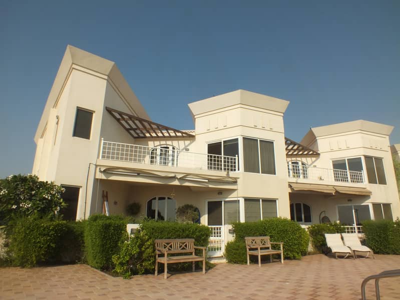 beach compound villa 4bhk in Jumeirah 1 rent is 260k