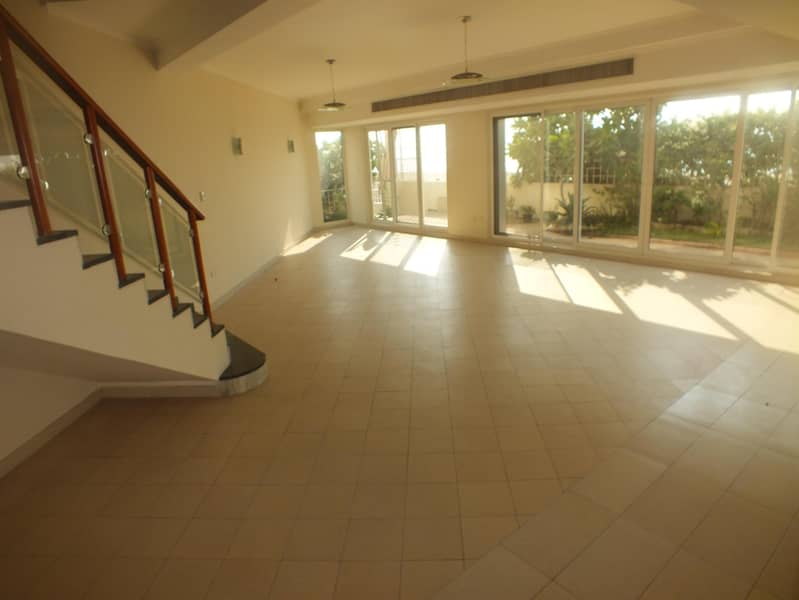 2 beach compound villa 4bhk in Jumeirah 1 rent is 260k