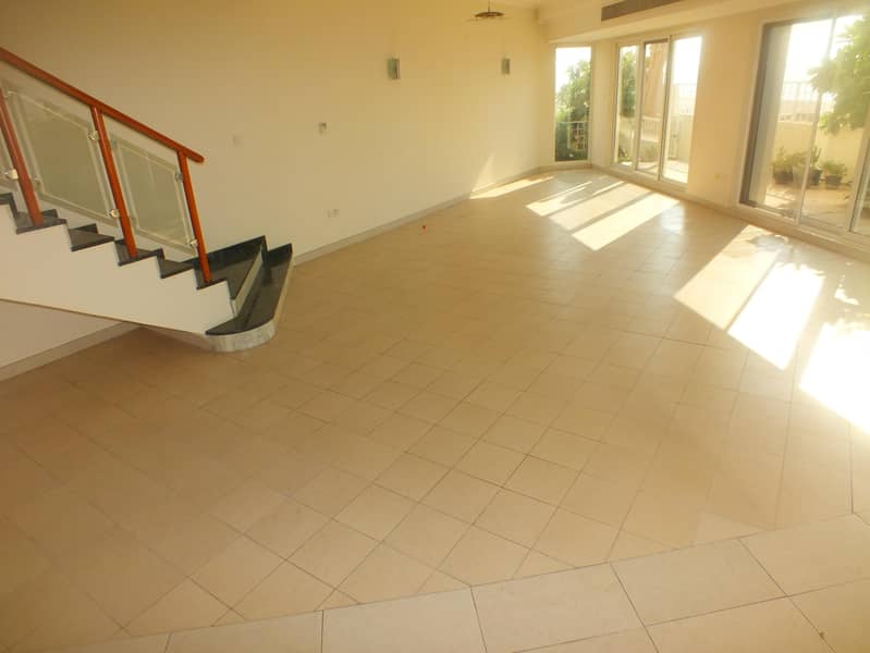 4 beach compound villa 4bhk in Jumeirah 1 rent is 260k