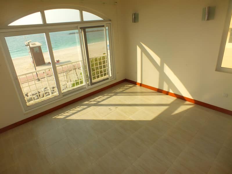 7 beach compound villa 4bhk in Jumeirah 1 rent is 260k