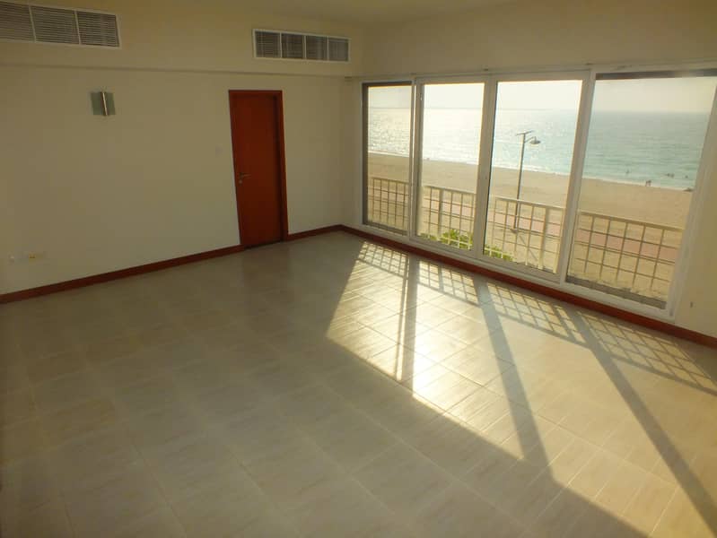 9 beach compound villa 4bhk in Jumeirah 1 rent is 260k