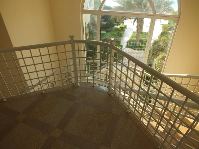 13 beach compound villa 4bhk in Jumeirah 1 rent is 260k