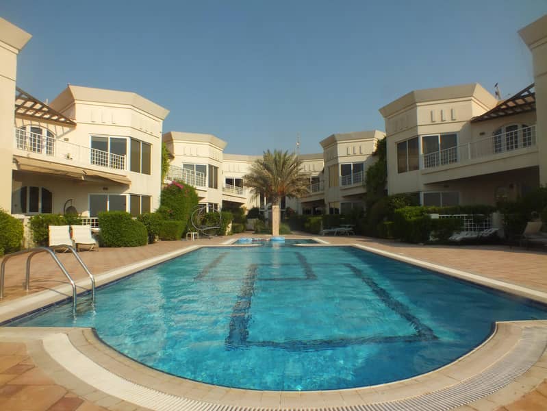 16 beach compound villa 4bhk in Jumeirah 1 rent is 260k