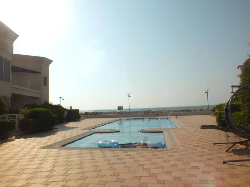 17 beach compound villa 4bhk in Jumeirah 1 rent is 260k