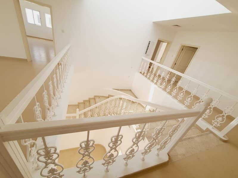 3 commercial 5bhk villa in Jumeirah rent is 650k