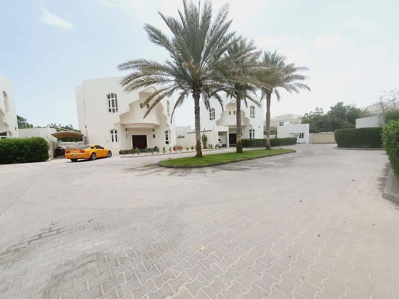 2 5bhk compound villa in jumeirah 1 rent is 155k