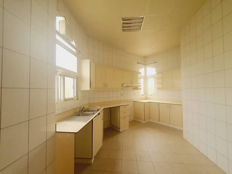 3 5bhk compound villa in jumeirah 1 rent is 155k