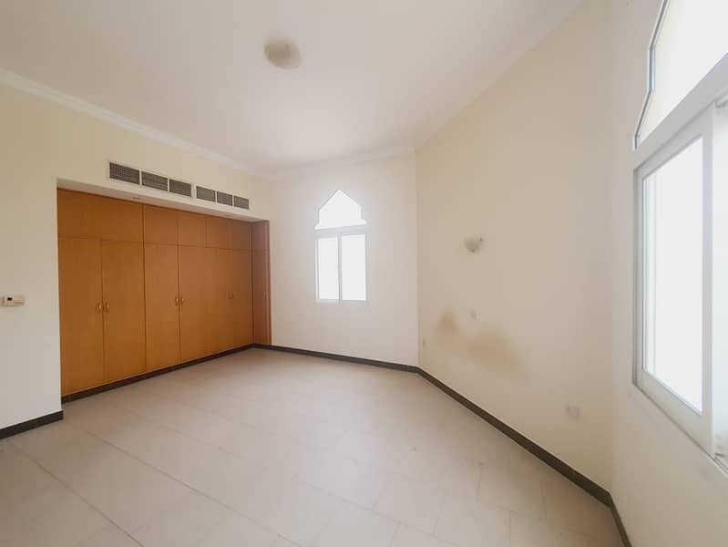6 5bhk compound villa in jumeirah 1 rent is 155k