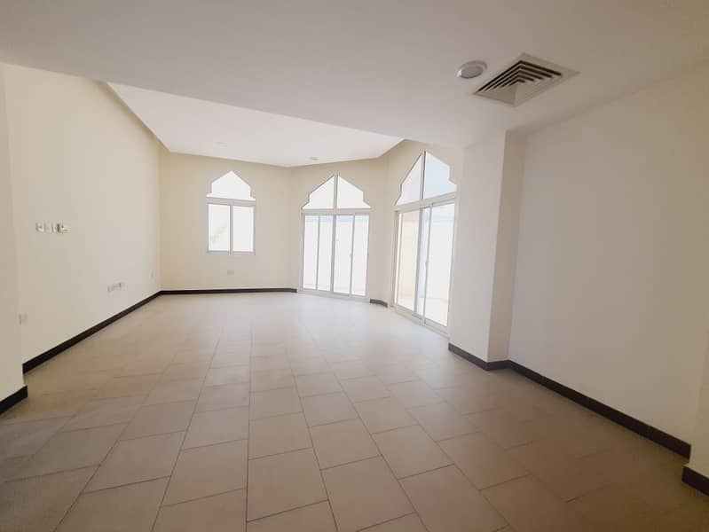 8 5bhk compound villa in jumeirah 1 rent is 155k