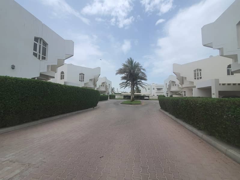 17 5bhk compound villa in jumeirah 1 rent is 155k