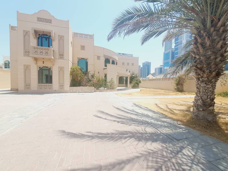 INDEPENDENT 7 BHK VILLA WITH PRIVET  GARDEN IN JUMEIRAH 1 RENT 400K