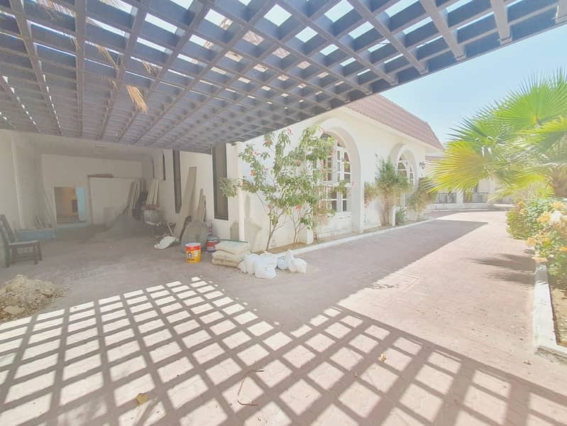 refurbished single story 4bhk villa with big garden  in jumeirah 2  rent is 350k