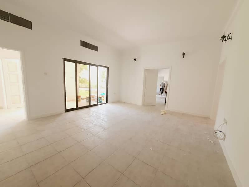 3 refurbished single story 4bhk villa with big garden  in jumeirah 2  rent is 350k