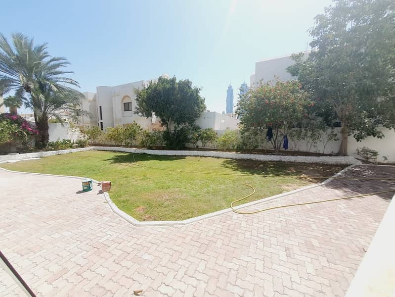 7 refurbished single story 4bhk villa with big garden  in jumeirah 2  rent is 350k