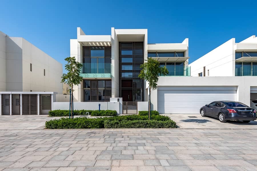 Luxurious 5BR Villa for sale in District One