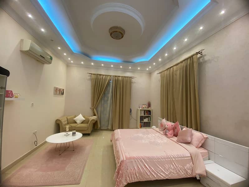 Villa for sale in Ajman, Al Rawda 2 area

 Two floors, very prime location

 The villa area is 4300 square feet

 The villa consists of

 5 master bedrooms, a living room, a living room, and air conditioners

 The villa is next to a mosque

 Very close to