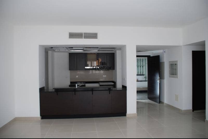 4 Excellent  3 Bed apartment Closed Kitchen 970k