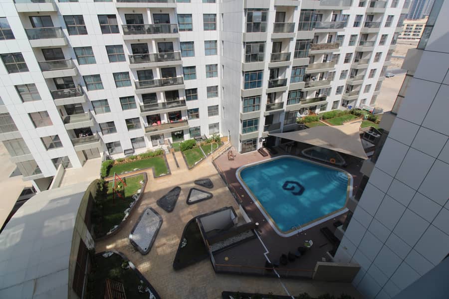 2 Well Maintained Lavish Apartment|Pool View