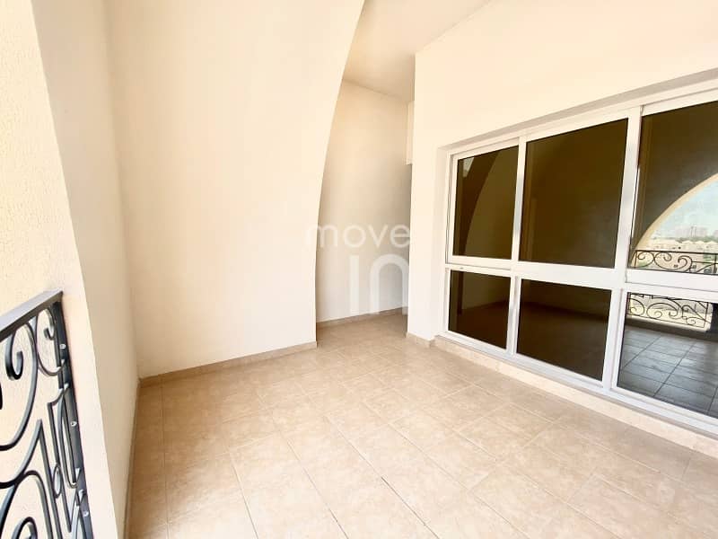 10 Huge 1 Bed with 2 Balconies + Square Kitchen