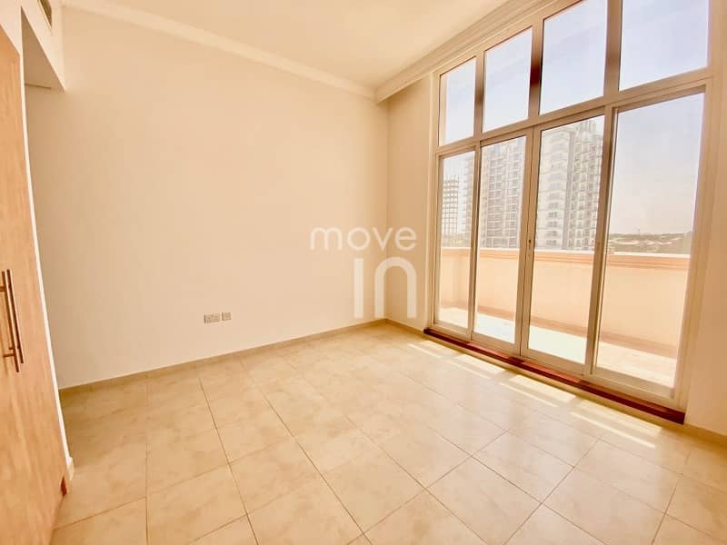 15 Huge 1 Bed with 2 Balconies + Square Kitchen