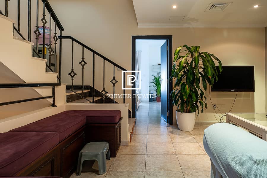 6 Immaculately Renovated Townhouse| Ideal Investment