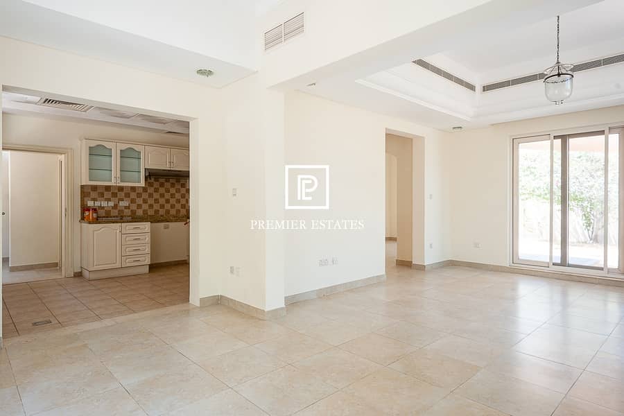 2 Immaculate 4 bed villa. Walking to pool